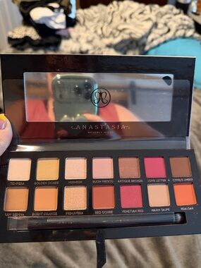 Anastasia Beverly Hills Eyeshadow Palette - Warm Neutrals & Reds